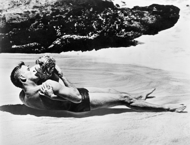from-here-to-eternity-1953-002-burt-lancaster-deborah-kerr-kissing-beach-00m-e44